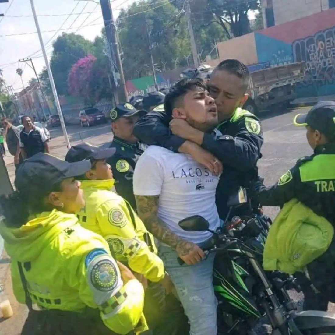 polisposando's tweet photo. #PolisBesuqueando https://t.co/aaUWC3bNd0