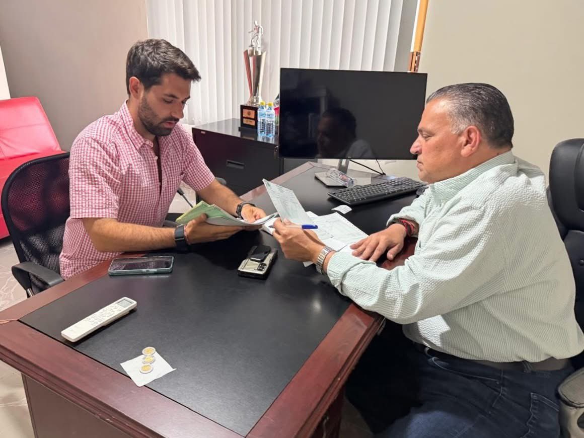 Revisando con el Oficial Mayor Santiago Nales lo que viene para Ciudad Valles. Y reforzando la cuestión interna de la administración municipal para seguir brindando una atención eficaz a la ciudadanía. ✌🏻💚 #SigamosConstruyendo
