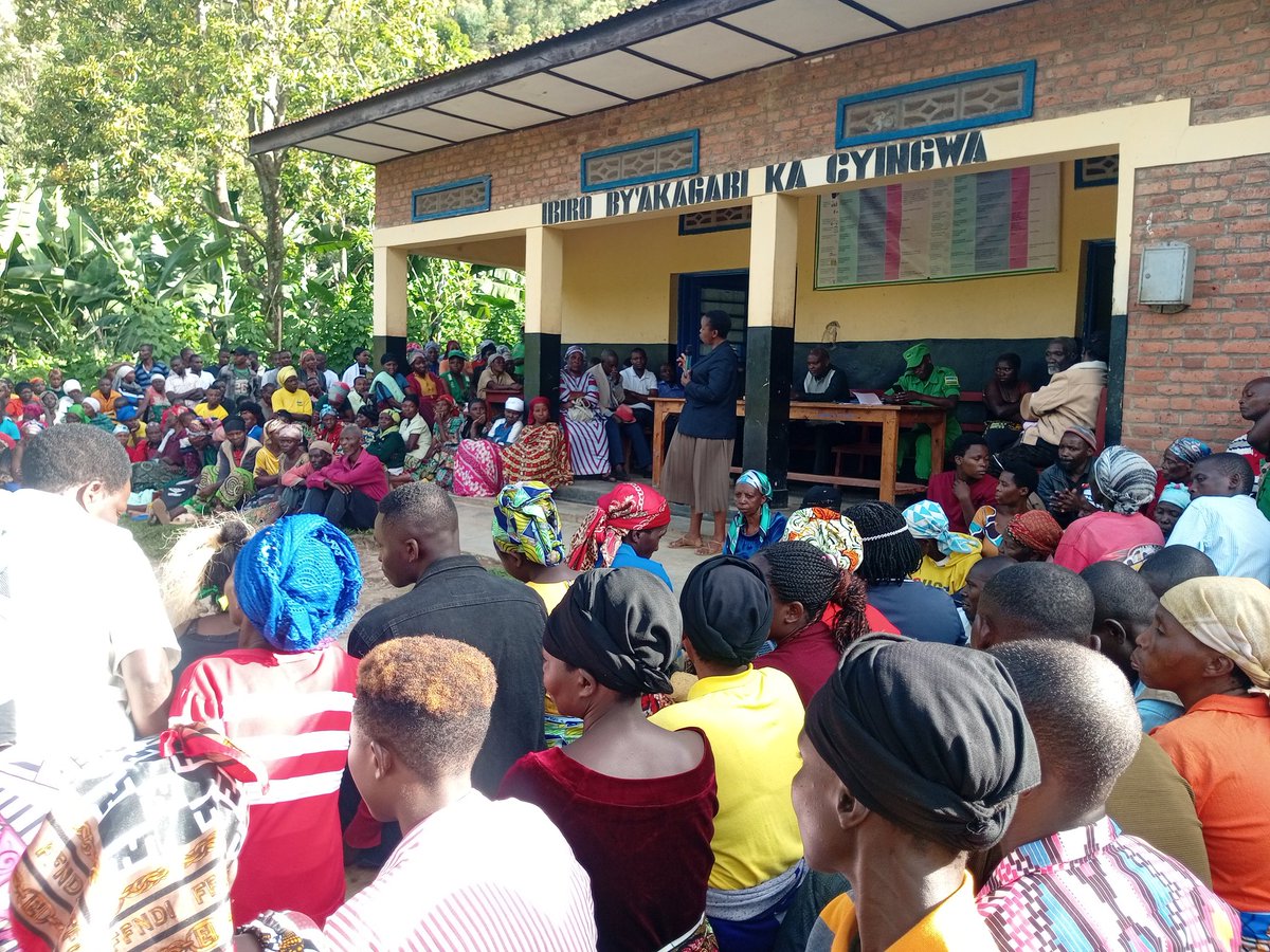 SectorGitambi's tweet photo. Abaturage b' umurenge wa GITAMBI bitabiriye inteko z' abaturage zahujwe n' umugoroba w' imiryango.
Director of Good Governance n' ushinzwe Uburinganire n' iterambere ry' umuryango mu karere ka RUSIZI  bagiranye ibiganiro n' abaturage b' akagari ka CYINGWA/GITAMBI
@RusiziDistrict https://t.co/MxN7985oGi