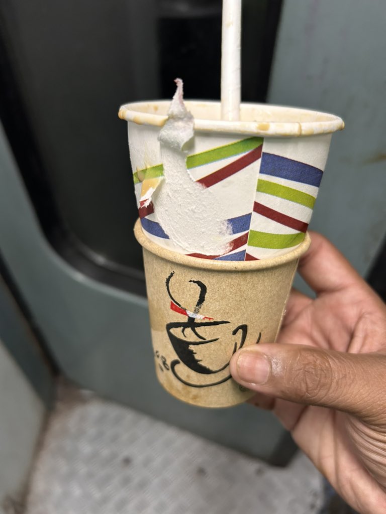 PantryCar's tweet image. Back to #Chennai ! 🚂😌

Ordered light dinner from my fav #Vaishali , #Pune . As mentioned in cooking instructions, they have packed it very well. Even the cold coffee. 

Friend who owns a farm and a native of #Devgad sent #Hapus 🥭 via porter.

Goodu Nightu! 

#IndianRailways