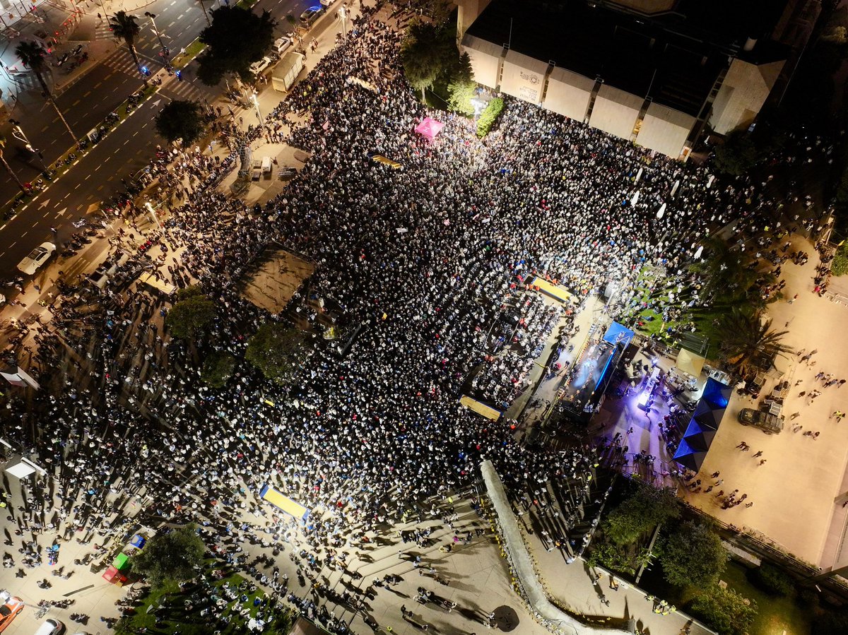 אחים לנשק tweet media