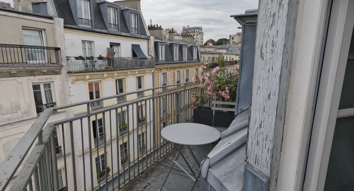 FuSha38416's tweet image. 📍 Hotel Litteraire Marcel Ayme, BW
Premier Collection 4つ星ホテル🌟

おすすめは最上階の角部屋。撮り忘れたけれどエッフェル塔が見える最高の立地と外でワイン片手にシャンパンフラッシュも🍷

#paris #パリ