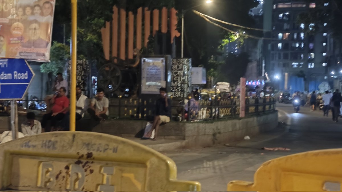 amolp1712's tweet photo. @RahulJa30901041 @MumbaiPolice @NmjoshimargPS @Worli_PS @CPMumbaiPolice @misunilshinde @AUThackeray @CMOMaharashtra @PMOIndia @abpmajhatv @GavankarDattu @LoksattaLive @mybmc @mybmcWardGS @southmumbai01 @TV9Marathi तक्रार करून त्यावर कोणतीही ठोस कारवाई होताना दिसत नाही गोव्यासारखा आनंद लुटण्यासाठी नियमीत येथे अज्ञात लोक येतात याठिकाणी दारु ��ार्टी पत्ते खेळणे नश्या करणे अर्ध नग्न अ��स्थेत बसणे व सार्वजनिक चौकाची नासदूस करणे प्रशासनाच्या समोर मनमुराद आनंद लुटने व कारवाई शून्य(today update pic) https://t.co/VreVcj1Kns