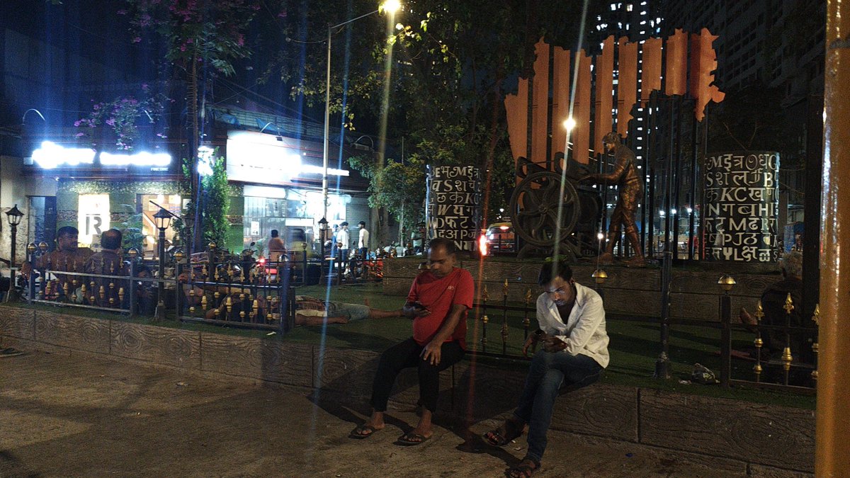 amolp1712's tweet photo. @RahulJa30901041 @MumbaiPolice @NmjoshimargPS @Worli_PS @CPMumbaiPolice @misunilshinde @AUThackeray @CMOMaharashtra @PMOIndia @abpmajhatv @GavankarDattu @LoksattaLive @mybmc @mybmcWardGS @southmumbai01 @TV9Marathi तक्रार करून त्यावर कोणतीही ठोस कारवाई होताना दिसत नाही गोव्यासारखा आनंद लुटण्यासाठी नियमीत येथे अज्ञात लोक येतात याठिकाणी दारु ��ार्टी पत्ते खेळणे नश्या करणे अर्ध नग्न अ��स्थेत बसणे व सार्वजनिक चौकाची नासदूस करणे प्रशासनाच्या समोर मनमुराद आनंद लुटने व कारवाई शून्य(today update pic) https://t.co/VreVcj1Kns