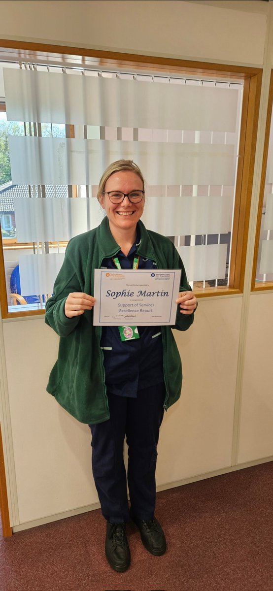 MacmillanTraff's tweet image. Today Advanced Clinical Practitioner Sophie, received an excellence award for her outstanding Leadership, dedication and support to the Trafford Community Macmillan Team. The team is incredibly proud of you, Sophie 💚
@TraffordLCO @macmillancancer @NHS