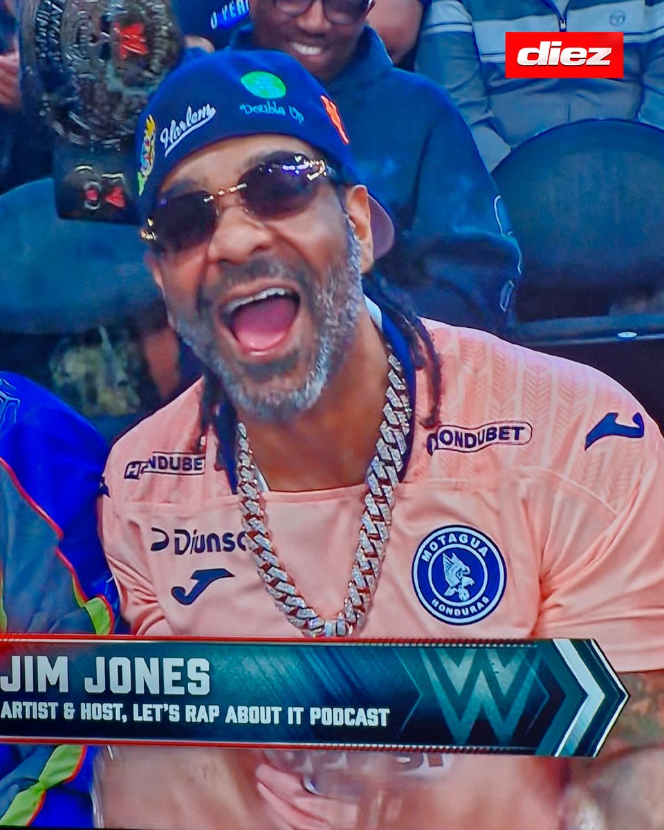 DiarioDiezHn's tweet photo. ¡MOTAGUA ES INTERNACIONAL!🦅
En el evento WWE Monday Night Raw, enfocaron al rapero estadounidense Jim Jones y lo más curioso de todo fue que lucía la camiseta del Ciclón.

➖Jim Jones, cuyo nombre real es Joseph Guillermo Jones II, es una figura reconocida del hip hop neoyorquino.

🔴Más detalles: https://t.co/n1PIVMgqQi