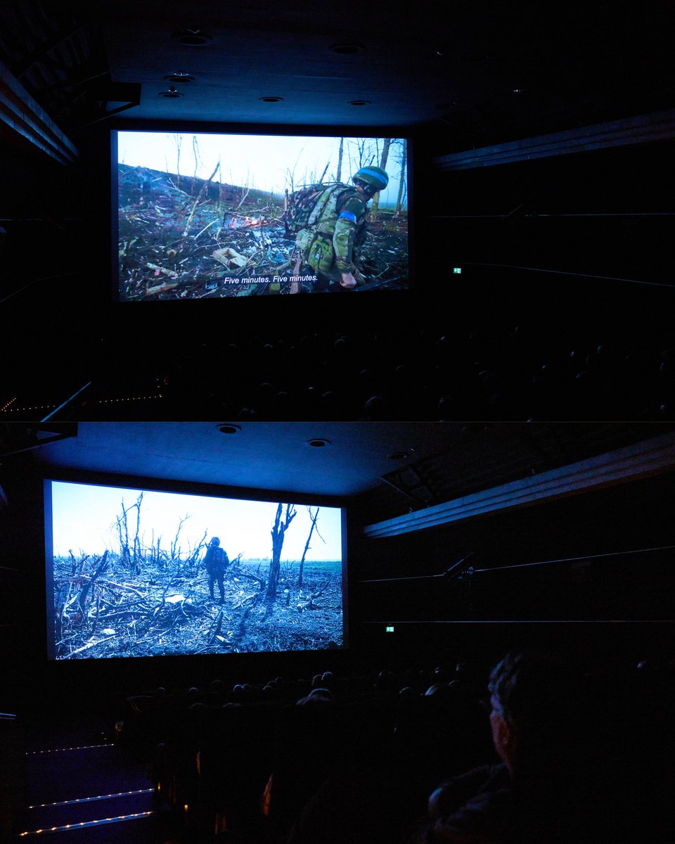 Russlands Krieg gegen die Ukraine ist immer seltener in den Nachrichten. Doch jeden Tag wird weiter gekämpft, jeden Tag sterben Menschen. Der Dokumentarfilm „2000 Meters to Andriivka“ von Oscarpreisträger <a href="/mstyslavchernov/">Мstyslav Chernov</a> zeigt, was dieser Abnutzungskrieg wirklich bedeutet. 1/4