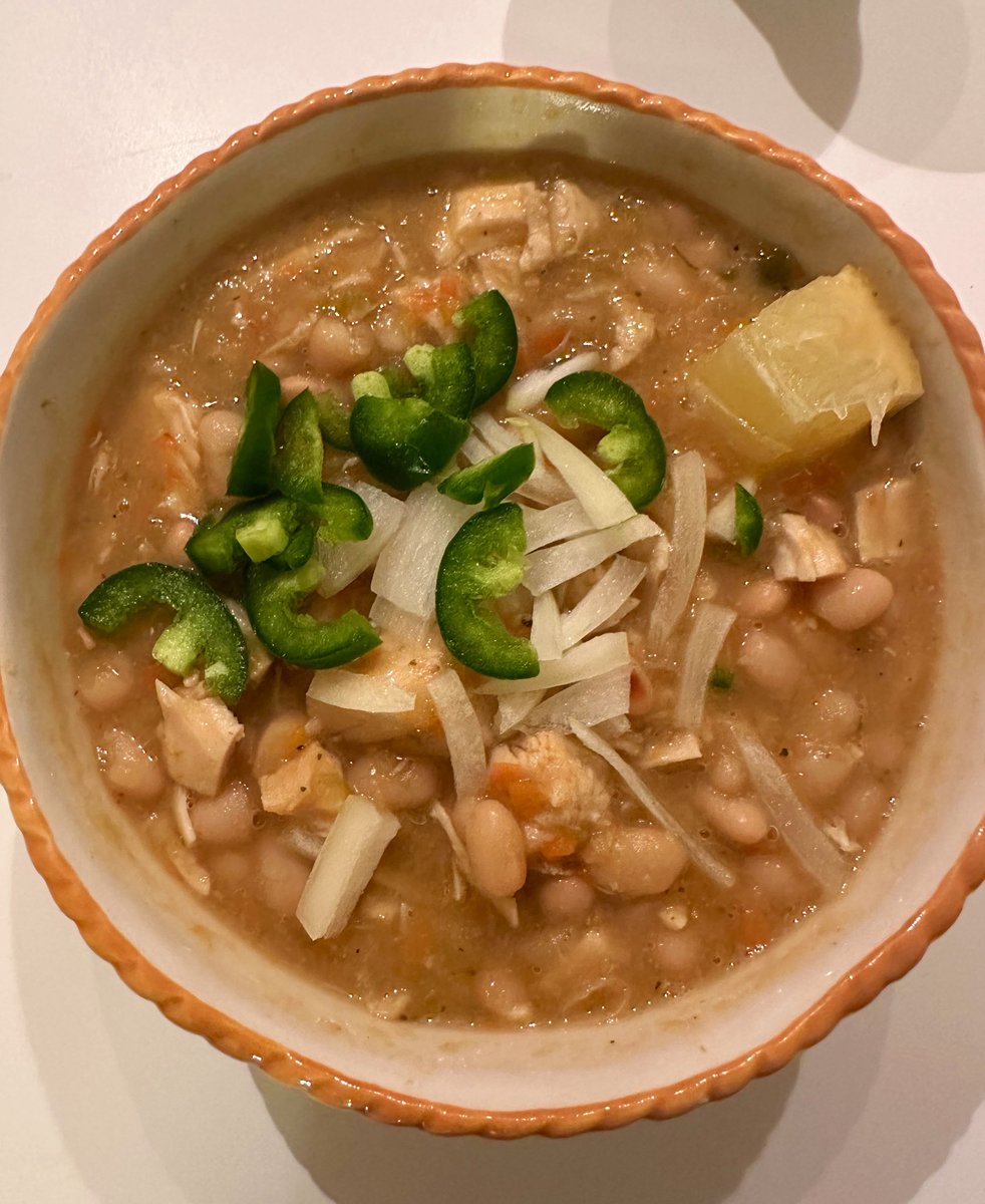 free_style_chef's tweet image. White bean chicken chili is so good in this cold weather. 

I made this with onion, celery, carrot, navy beans, chicken breast, bone broth, jalapeño, and lemon. 

#twittersupperclub #stew #soup