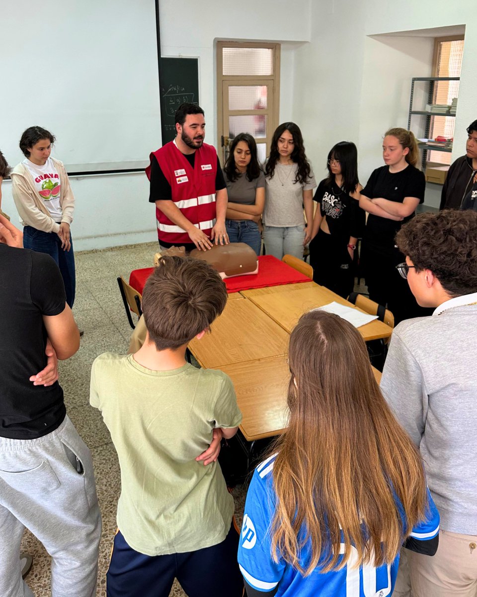 cmaestroavila's tweet image. ¿Saber qué hacer en una emergencia? ✅ Los alumnos de 3ºA del #MaestroÁvila se forman hoy en técnicas de RCP. 🙌❤️

Habilidades que salvan vidas y que forman parte de nuestro compromiso con la educación integral. ¡Gran trabajo, equipo! 🚑🩺

#RCP #PrimerosAuxilios #somoseducere