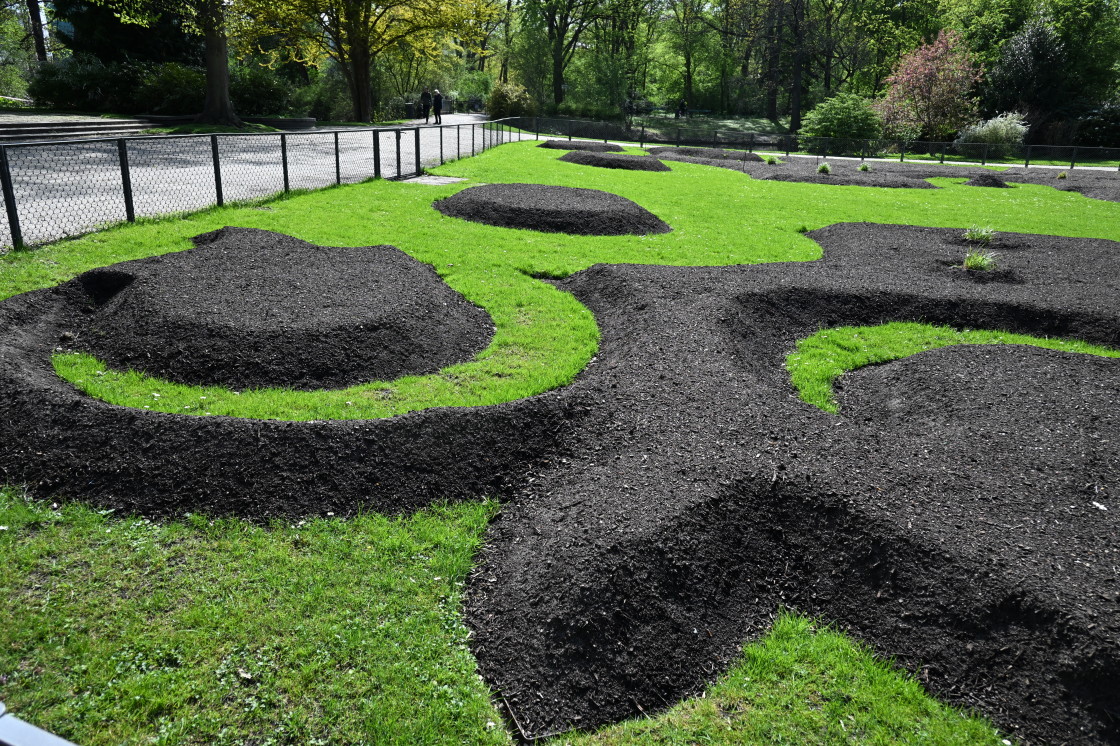 LuisenstadtF's tweet image. Bei Luise keine Blumen. Nur blanke Erde. #Luiseninsel #Tiergarten #Berlin