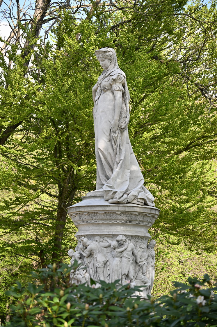 LuisenstadtF's tweet image. Bei Luise keine Blumen. Nur blanke Erde. #Luiseninsel #Tiergarten #Berlin