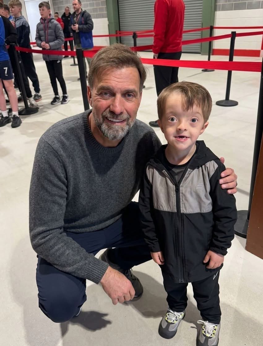 WinsLFC's tweet image. Jurgen Klopp with Little Isaac 😍
Two Liverpool heroes ❤️
#LFC