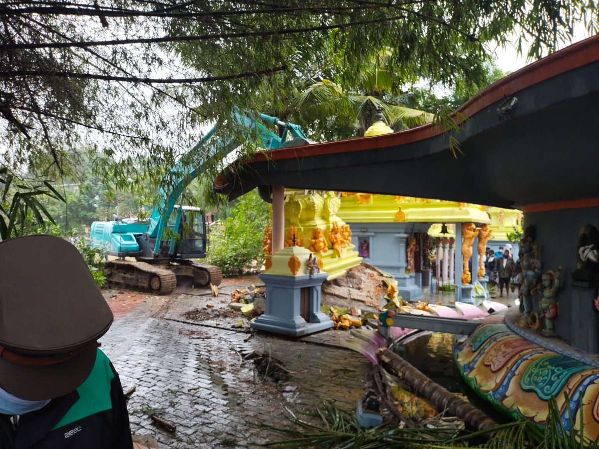 நம் கண்களை ஈரமாக்கும் கோயில் இடிப்புகள் ! இந்துக்களே ! தமிழ் நாட்டில் கடந்த பல ஆண்டுகளில் இடிக்கப்பட்ட கோயில்கள் பற்றி தெரிந்து கொள்ளுங்கள் ! 

தமிழ்நாட்டின் திருப்பூர் மாவட்டம், பெருமானநல்லூர் அருகே உள்ள ஈட்டிவீரம்பாளையம் என்ற இடத்தில் கடந்த ஜனவரி மாதம் முருகன் கோயில்