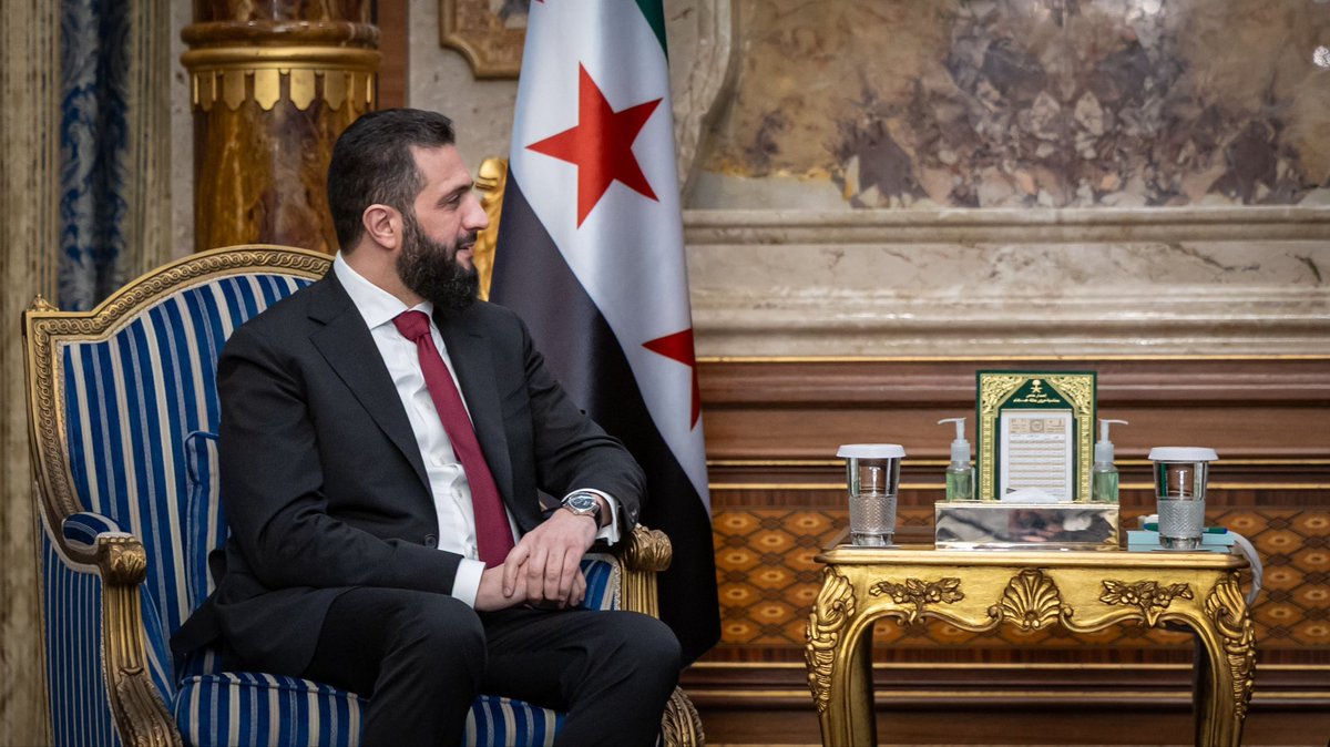 QUSAY_NOOR_'s tweet image. President Ahmad al-Sharaa met in #Jeddah with His Royal Highness Prince Mohammed bin Salman Al Saud, Crown Prince and Prime Minister, during an official visit to the #SaudiArabia.

The two sides held a meeting in the presence of officials from both countries, discussing bilateral