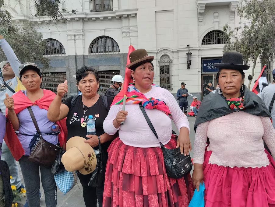 Vaya, vaya. Recién me entero de que la vice de Roberto Sánchez fue una de las mamachas contratadas por los subversivos del sur para venir a joder a Lima. Hasta ahora nadie ha querido investigar cómo se financió la asonada terrorista del sur que pretendía dar un golpe de Estado