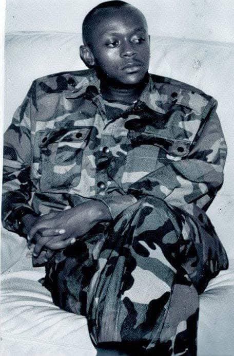 benbabunga's tweet photo. Jambo Ndugu @lucien_buhendwa. Je pense qu'il existe des Congolais (Zaïrois à l'époque) qui peuvent aujourd'hui être considérés comme des héros nationaux au Rwanda, notamment dans la catégorie du "Soldat inconnu" (qui regroupe tous ces combattants tombés sur le champ de bataille, anonymes pour la plupart, mais ayant contribué à la lutte qui a conduit à l'instauration du vivre-ensemble au Rwanda).

Ce que j'ai appris de certains d'entre eux (passés à l'AFDL par la suite), juste après la déclaration officielle de la fin de la guerre en juillet 1994, le Rwanda s'était engagé dans un processus de redressement et plusieurs anciens combattants "Inkontanyi" (parmi lesquels figuraient aussi des Zaïrois), avaient le choix soit d'être démobilisés et retourner à la vie civile, soit de poursuivre leur engagement militaire. 

Les principales opérations de démobilisation ont été lancées vers 1995. Mais c'est également à cette période que le nouveau pouvoir du FPR, face à la menace persistante des ex-FAR et des miliciens "Interahamwe" installés dans l'est du Zaïre, avait commencé à envisager une intervention dans cette zone. Kabengele (l'un d'eux) m'a un jour confié qu'un message leur avait été clairement adressé : "Vous nous avez aidés dans cette lutte au Rwanda. Il est temps que vous alliez lancer une révolution au Zaïre aussi, et nous allons vous soutenir."
C'est ainsi que certains de ces combattants, après avoir pris part à la guerre au Rwanda, se sont retrouvés impliqués dans celle menée au Zaïre sous l’AFDL. Sur les photos, 4 profils de ces Zaïrois de l'époque, que j’ai personnellement connus :

Masasu NINDAGA (figure centrale de l'AFDL, considéré comme l'un des principaux stratèges militaires de la rébellion qui conduira à la chute du régime de Mobutu).

Simba USENI (ce fut notre aîné à Bujumbura, avant qu'il ne rejoigne le FPR au début des années 90, puis l'AFDL en 1996 et le RCD-Goma en 1998. Il était vraiment engagé dans les dynamiques militaires régionales).

Afande GAKUNZI (un des meilleurs combattants Banyamulenge de tous les temps. Sa disparition à Uvira le 2 août 1998 a été un coup dur pour toute la communauté. Il était alors Commandant de Ville d'Uvira).

KABENGELE (très proche de James K; il sera Commandant Ville à la prise de Kinshasa, puis Commandant de la Base de Kitona lors de l'opération aéroportée que le Rwanda et le RCD-Goma y organisent en août 1998. Il est aujourd'hui au M23)

Et ils ne sont pas les seuls... D'autres figures bien connues, comme Laurent Nkunda, Bosco Ntaganda ou Sultani Makenga, s'inscrivent également dans ces trajectoires.