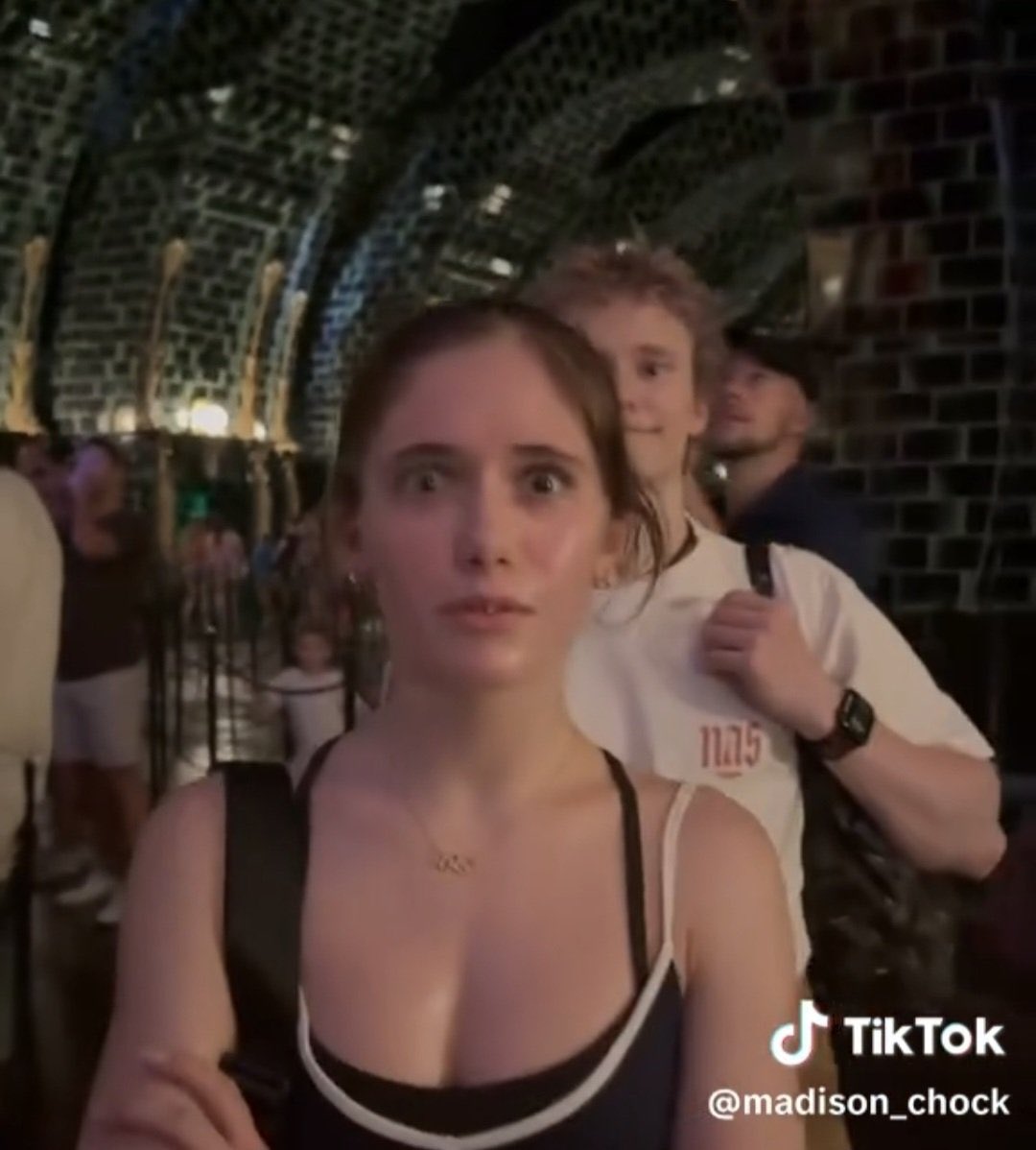 mama an ilia behind you