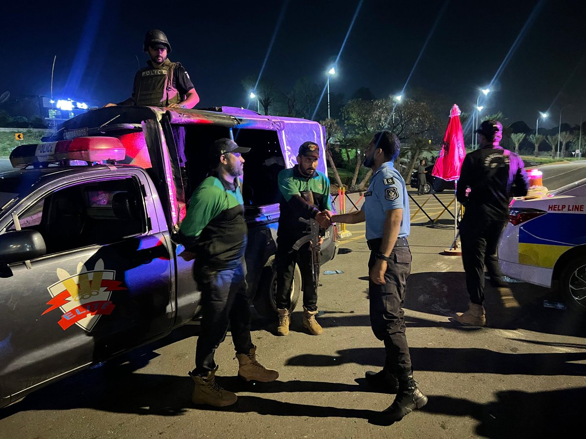 ICT_Police's tweet image. ایس ایس پی آپریشنز اسلام آباد قاضی علی رضا نے سیکورٹی انتظامات کا جائزہ لینے کے لئے ڈیوٹی پوائنٹس کا دورہ کیا، ڈیوٹی پر مامور افسران کو الرٹ  رہنے اور فرائض کی موثر انجام دہی کے حوالے سے ہدایات دیں۔
#WeRIslamabadPolice #RedZone #Security #SafeCity