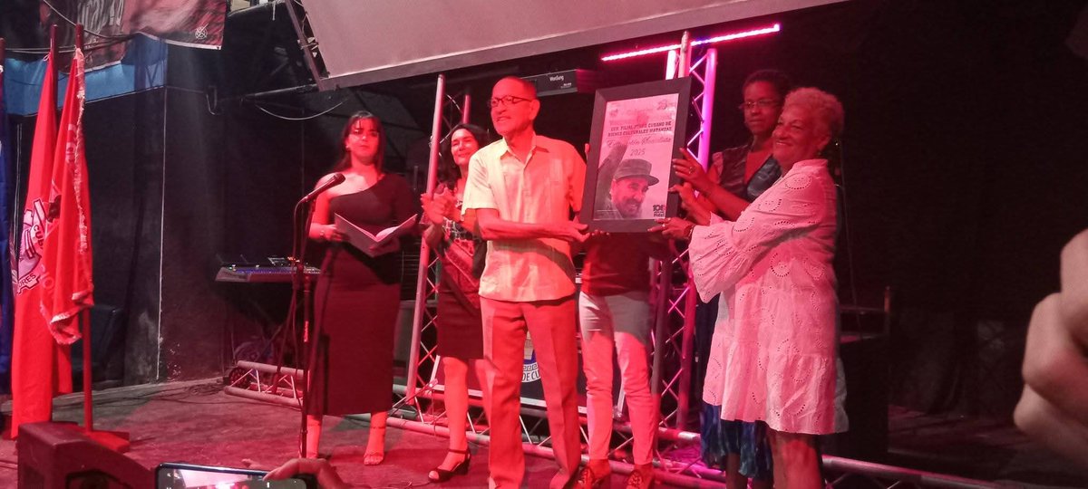 Entrega de la condición de Vanguardia Nacional por 14 años consecutivos a la filial  de FCBC en #Matanzas. 
#MatancerosEnVictoria
<a href="/DiazCanelB/">Miguel Díaz-Canel Bermúdez</a> 
<a href="/DrRobertoMOjeda/">Dr. Roberto Morales Ojeda</a> 
<a href="/MMarreroCruz/">Manuel Marrero Cruz</a> 
<a href="/mariofsabines/">Mario Sabines Lorenzo</a> 
@Marie