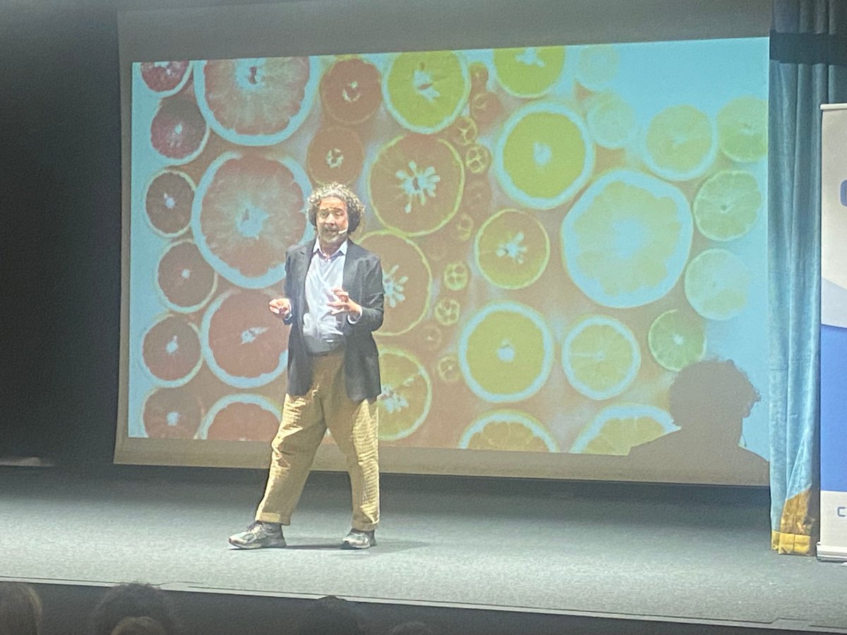 inclusivarm's tweet photo. @yoramonbarrera clausura las Jornadas Educación Responsable en una Sociedad Inclusiva con su ponencia sobre "La escuela creativa: arte, talento y emoción" @Educarm @CPRRegionMurcia @fundacionbotin https://t.co/9EAPs3Z89h