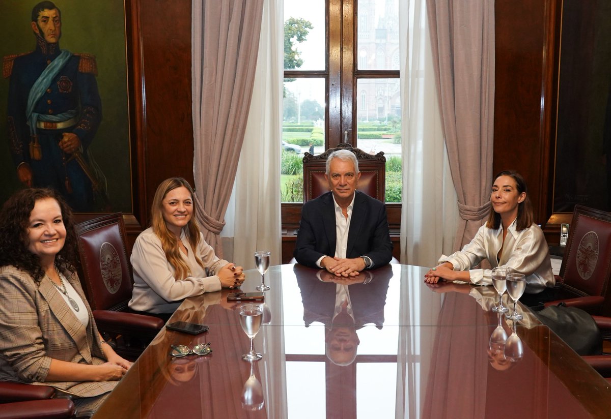 Julio_Alak's tweet photo. Mantuvimos una reunión de trabajo con la vicegobernadora de La Rioja, Teresita Leonor Madera, con quien intercambiamos miradas sobre la realidad social que atraviesan las provincias y los municipios.

La caída del consumo, con su consecuente impacto en la producción y el trabajo, resulta alarmante. En ese marco, coincidimos en la necesidad de impulsar políticas públicas que permitan recuperar el dinamismo de la economía y defender el empleo.