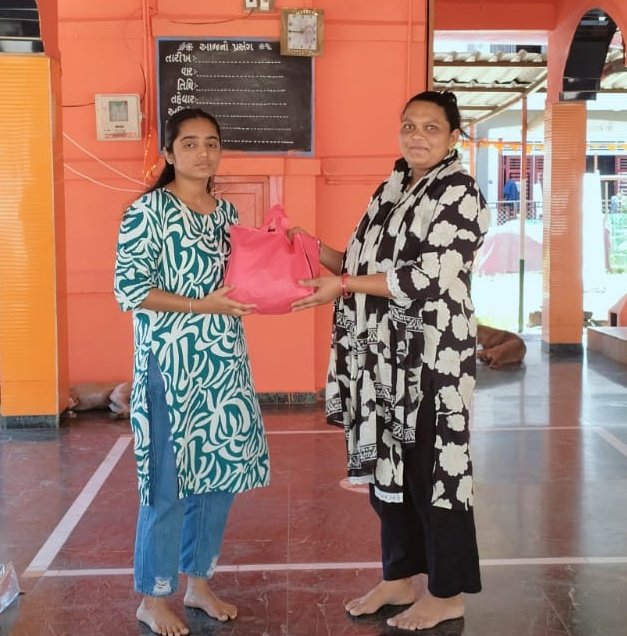 CdhoSabarkantha's tweet image. AAM Vijaynagar, a quiet yet powerful movement towards healthier future.
Under #RKSK initiative, the distribution of 🔵Blue #Hygiene Kits and 🔴Pink Hygiene Kits was not just an activity, but a step towards dignity, #awareness &amp;amp; #self_care among #adolescents.