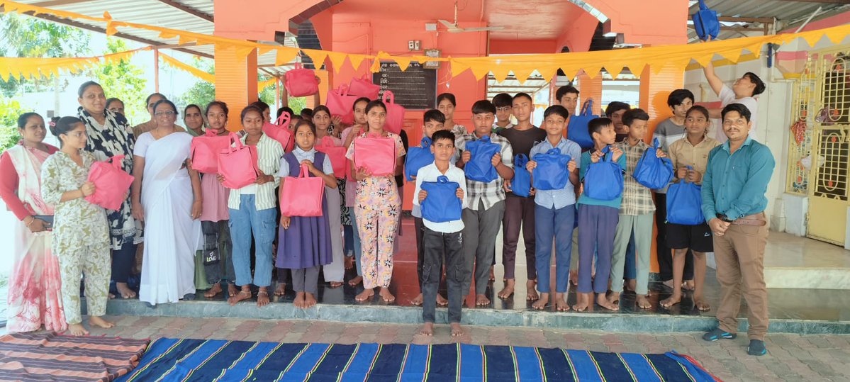 CdhoSabarkantha's tweet image. AAM Vijaynagar, a quiet yet powerful movement towards healthier future.
Under #RKSK initiative, the distribution of 🔵Blue #Hygiene Kits and 🔴Pink Hygiene Kits was not just an activity, but a step towards dignity, #awareness &amp;amp; #self_care among #adolescents.