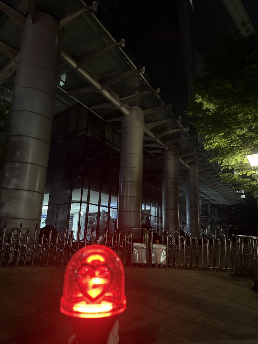 KIOF_STAFF's tweet photo. [📢] 260422 (수) MBC M 쇼챔피언 사전 녹화 팬클럽 인원 체크 시간 안내 드립니다.

인원 체크 시간: 3:00 AM

인원 체크 장소는 건물 내부에서 진행 예정이며, 2:50 AM부터 아래 사진 속의 문을 통해 건물 내부로 입장 가능할 예정입니다.

#KISSOFLIFE #키스오브라이프 #KIOF https://t.co/BKMWYnmRDr