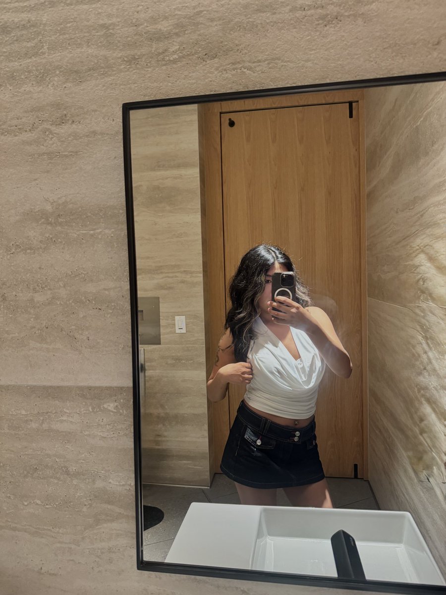 my hair is getting longer 🥰
never chopping it again.