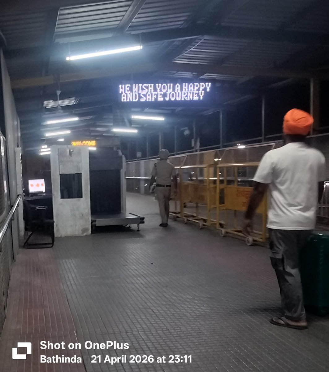 singh93799's tweet photo. No baggage screening at the Bathinda railway station. Luggage scanner unattended . Such negligence poses a grave threat to passenger safety. Immediate intervention is required https://t.co/LVQj8ajmLE