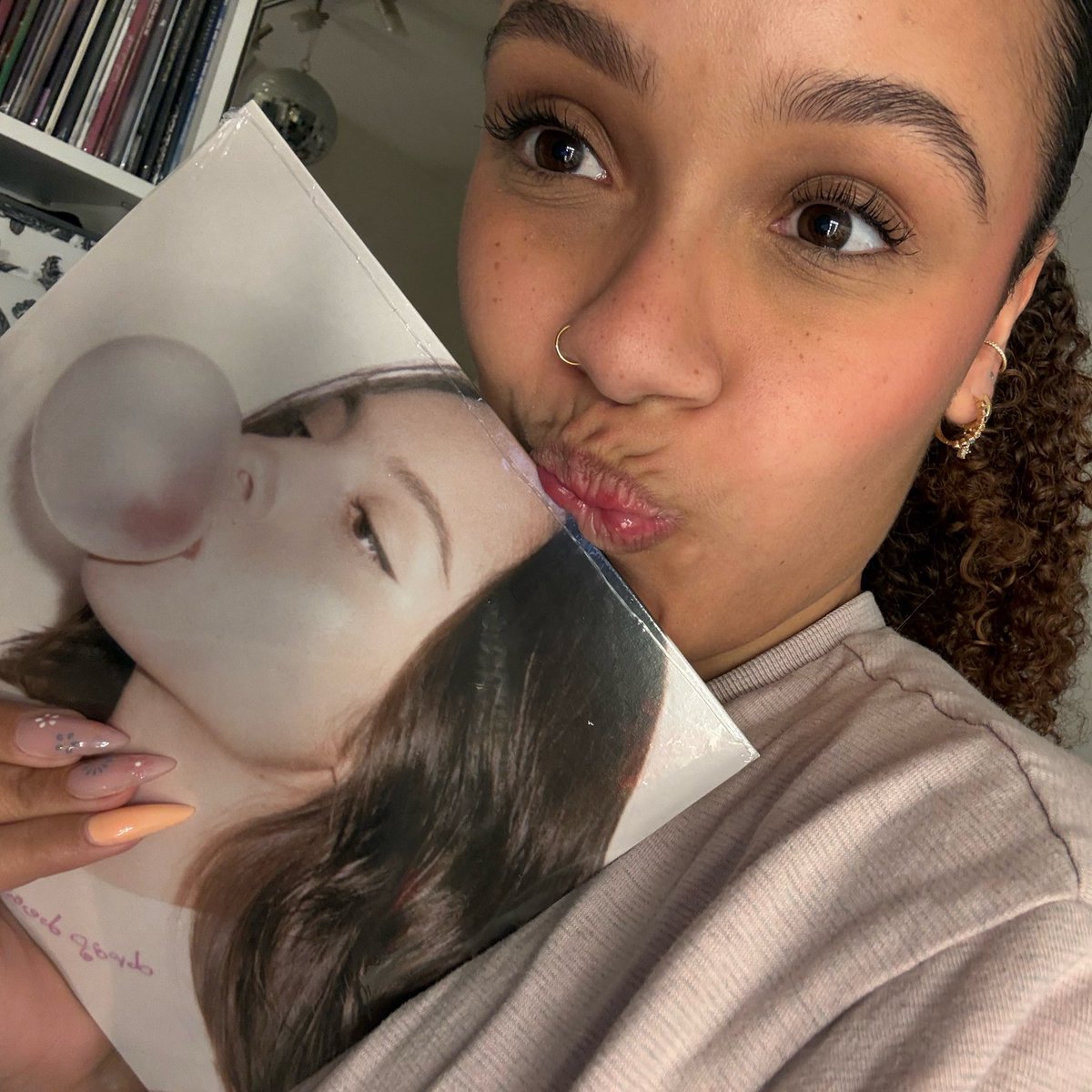 lou-ann 𑣿 is seeing ariana tweet media