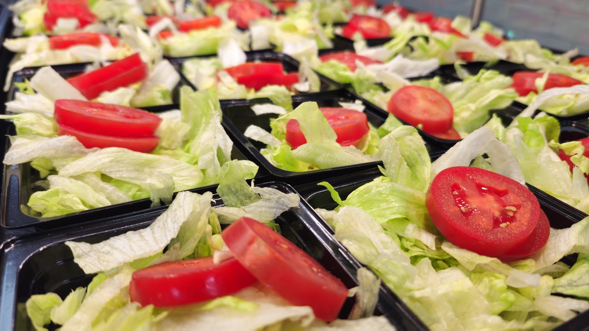 RedAppleDining's tweet image. It's time to pick a SIDE........ Tomatoes on your chicken sandwich: yes or no? 🍅😄

#FreshFood #FoodHeroes #BehindTheScenes #HealthyEats #FarmFresh