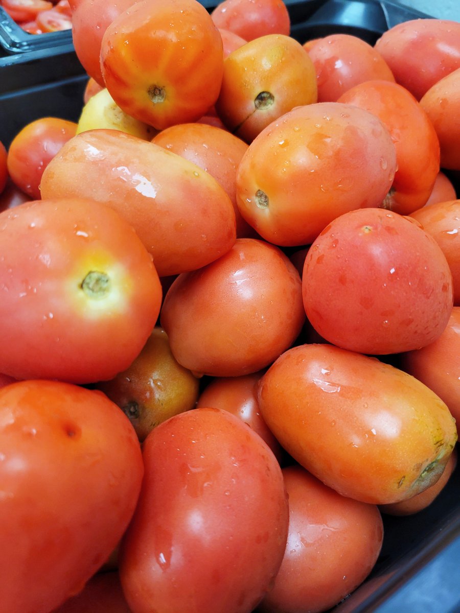 RedAppleDining's tweet image. It's time to pick a SIDE........ Tomatoes on your chicken sandwich: yes or no? 🍅😄

#FreshFood #FoodHeroes #BehindTheScenes #HealthyEats #FarmFresh