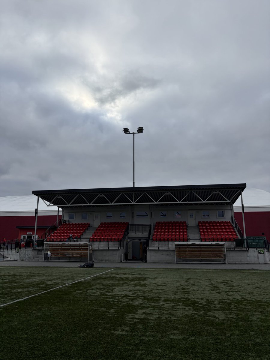 #stadiontwitter i dag: #Aukrail Stort plusspoeng for tak! Kult konsept med kompakt bygg: klubbhus, tribuner og garderober på lite areal ⚽️⚽️ også et stort pluss å montere en lysmast på taket 👍