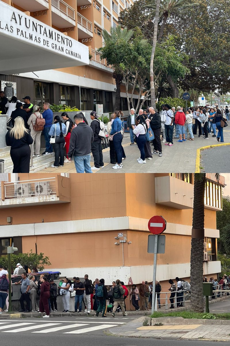 Inmigrantes ilegales haciendo cola en el Ayuntamiento de Las Palmas de Gran Canaria para acceder a la regularización.