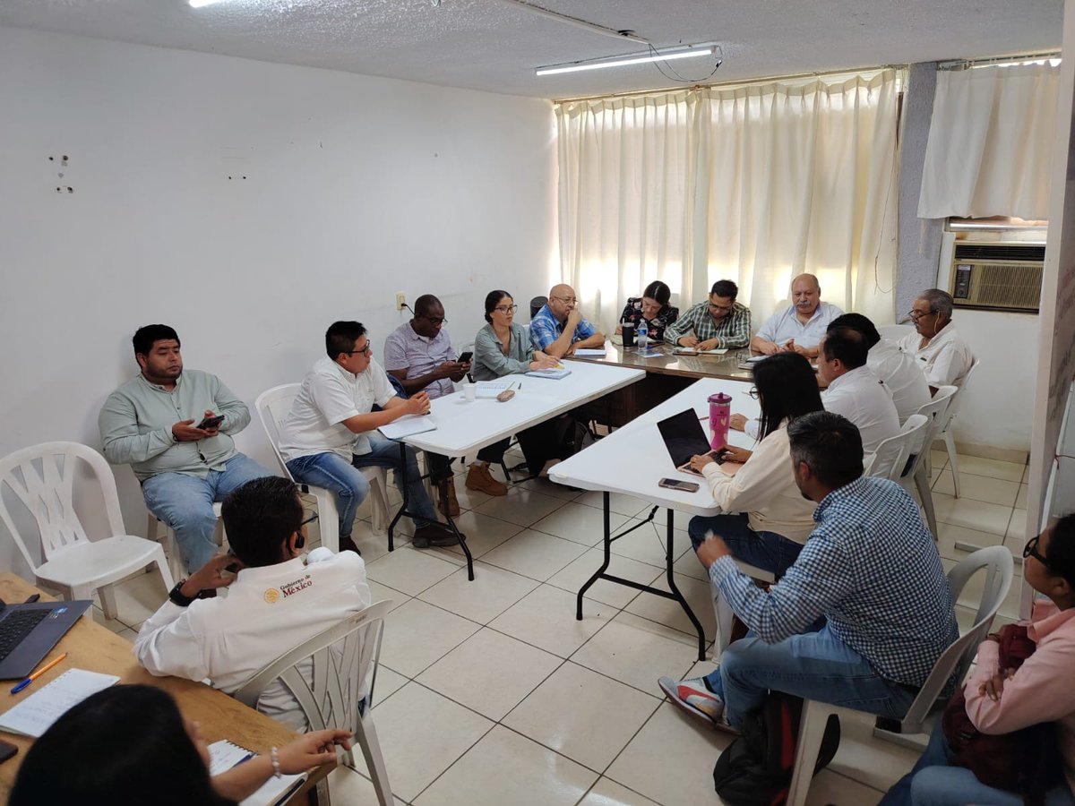 Colpos_Ver's tweet photo. 🌾🤝 El 17 de abril, el Dr. Felipe Gallardo López y estudiantes del #ColposCampusVeracruz participaron en una reunión en el DDR de Jáltipan para diseñar el plan de difusión de la siembra de arroz.
#Colpos #Vinculación #DesarrolloRural https://t.co/NCCKRavYbV