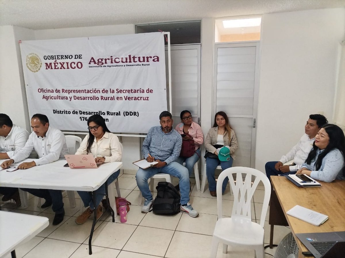 Colpos_Ver's tweet photo. 🌾🤝 El 17 de abril, el Dr. Felipe Gallardo López y estudiantes del #ColposCampusVeracruz participaron en una reunión en el DDR de Jáltipan para diseñar el plan de difusión de la siembra de arroz.
#Colpos #Vinculación #DesarrolloRural https://t.co/NCCKRavYbV