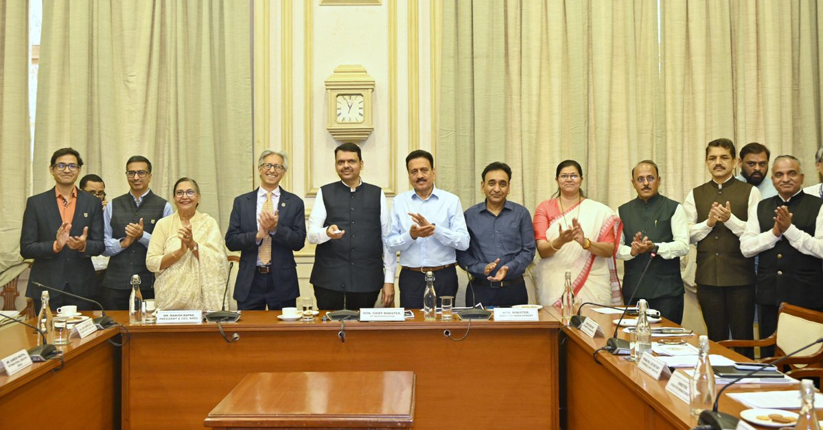 InfoNagpur's tweet image. 🌡️ अतिउष्णतेच्या संकटावर सक्षम उपाययोजना — मुख्यमंत्री देवेंद्र फडणवीस
🏢 ‘उष्णता प्रतिसादक्षम व शाश्वत शीतकरणासाठी सेंटर फॉर एक्सलेन्स’चा शुभारंभ
📍 IIM नागपूरमध्ये केंद्र स्थापन
🌾 हवामान बदलाचा शेतीवर मोठा परिणाम; शेतकऱ्यांना दिलासा देण्यावर भर
#HeatWave #Nagpur #ClimateChange