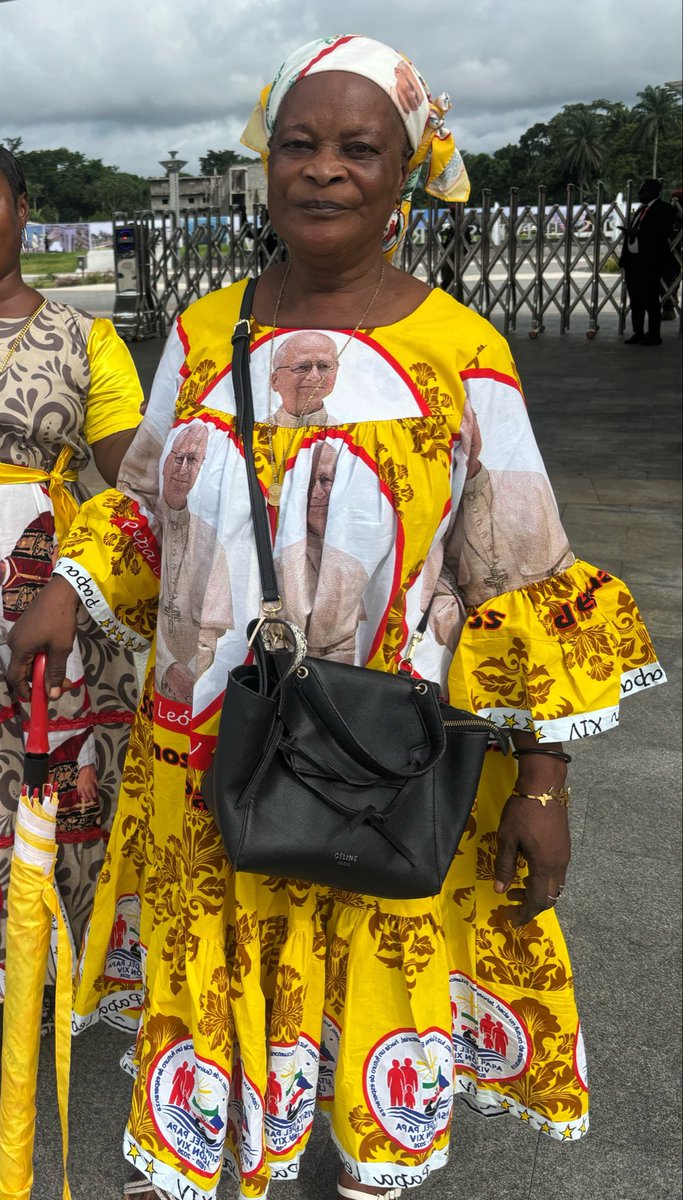 evaenlaradio's tweet image. Esta es la tela que #GuineaEcuatorial ha escogido en honor del viaje del #Papa, y aquí dos muestras del diseño, versión hombre-mujer

#ElPapaenGuineaEcuatorial
#FantásticaÁfrica