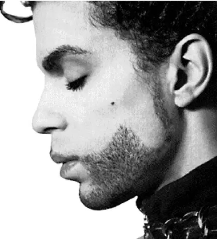 beadankelman's tweet photo. De 10de sterfdag van #Prince
Wat hield ik van zijn eigen gave stijl.
En wat genoot ik , en geniet ik nog, van zijn muziek!
#LetsGoCrazy https://t.co/VxDBr0Xds7