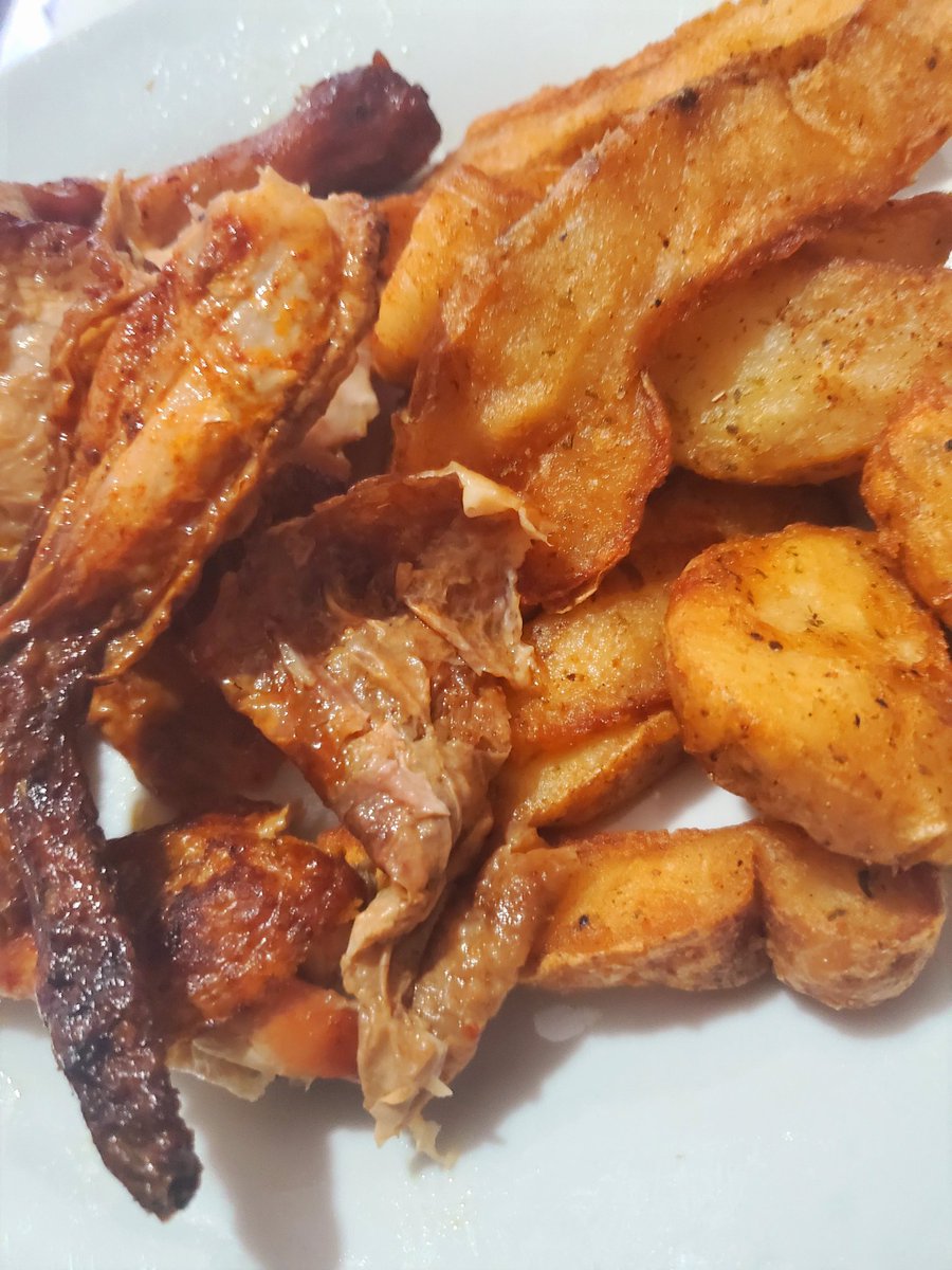 dajalwala's tweet photo. Roast chicken & Potatoes ๐
#DixieKitchen #Khaso #Toronto https://t.co/SCggalc3Zi