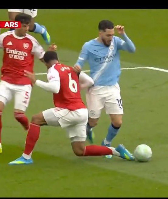 brasammy22's tweet photo. @FabrizioRomano @alweeamnews See someone proposing to cherki.....just imagine this happen to Van Dijk..... https://t.co/17UKbV7bwe