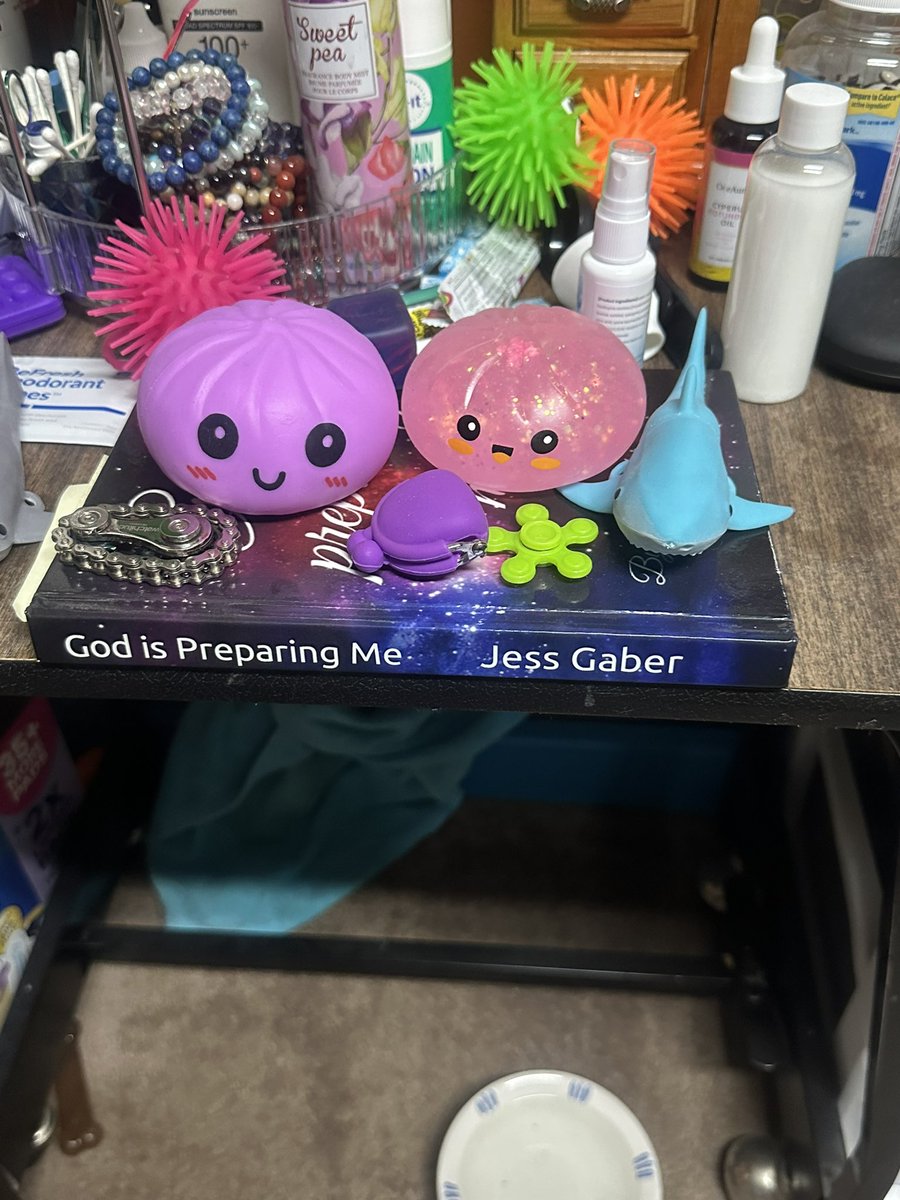 JessGaber's tweet image. So my two dumplings are welcome to my fav fidgets I have at the moment….they are so cuuuuutttteeeeee!!!!! They have no name yet…okay let’s think of names? Hhhmmm 🤔🤔🤔 #dumplings #whatshouldiname #glitterdumpling
