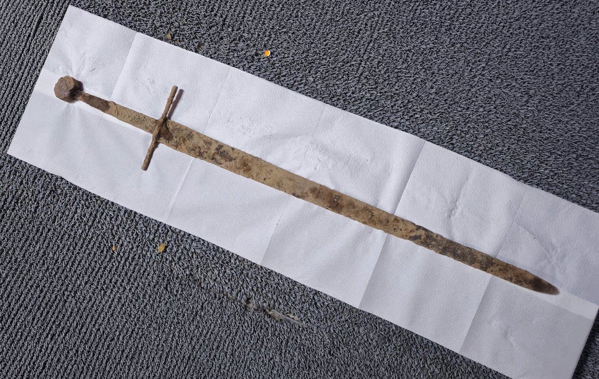 _Treasure_Kings's tweet image. Incredible discovery from Romania 🇷🇴
  Detectorist Chitoi Stefan has unearthed a beautiful late-medieval sword  in surprisingly good condition.  

  Amazing #metaldetecting find! 
#history #sword