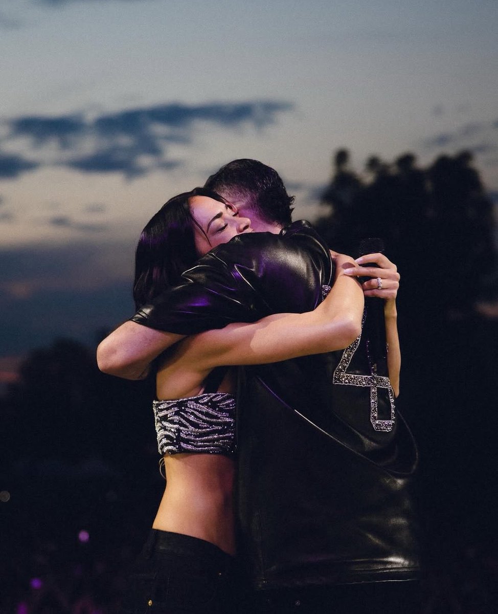 “grazie a chi mi ha aiutato a realizzare questo sogno che avevo da anni” “grazie agli artisti che sono saliti sul palco con me: rame, sfera e ELO che hanno fatto questo regalo al quartiere” 

tutto davvero 🤍