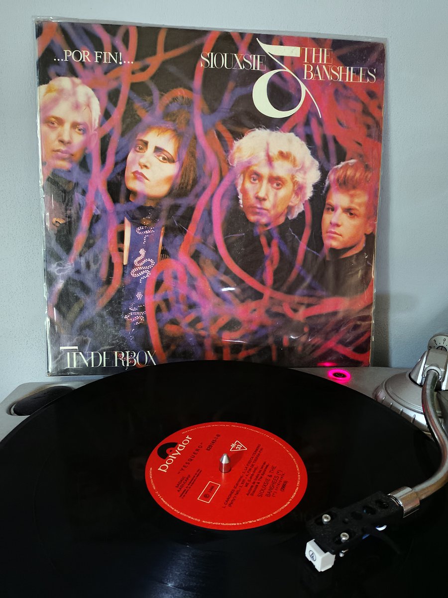 DoctorCosas's tweet image. #OTD en 1986 se publicó el 7mo álbum de estudio de @siouxsieandtheb "Tinderbox". En Argentina lo conocimos con esta portada totalmente alternativa, porque a la gente de Polygram le encantaba hacer estas cosas. @NewWaveAndPunk @PunkRockClub #Siouxsie #Postpunk