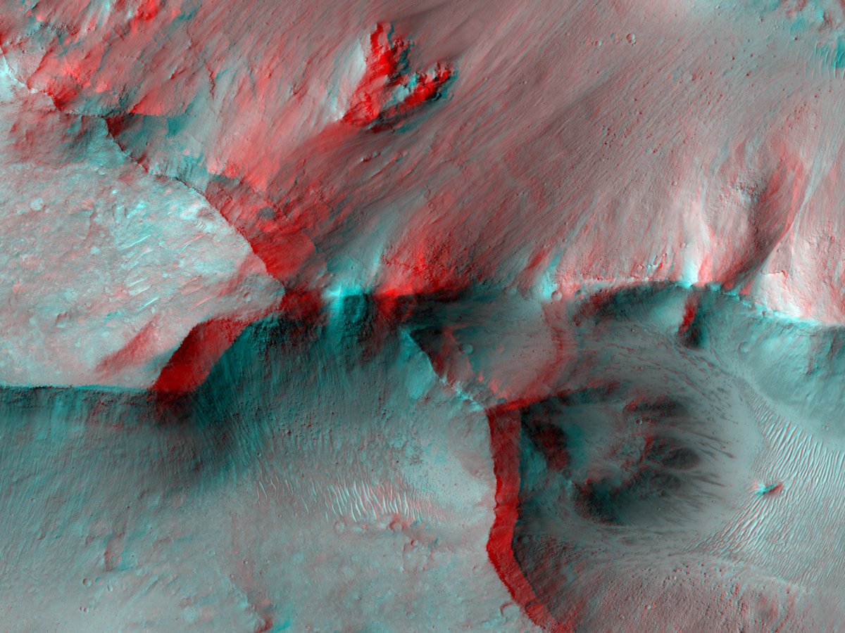 HiRISE's tweet image. HiRISE 3D: Small Chaotic Terrain

There was not much by way of the science rationale, but in addition to a possible outflow channel, this formation would certainly be a rappeller’s delight.

uahirise.org/anaglyph/ESP_0…
NASA/JPL-Caltech/University of Arizona
#Mars #NASA #science