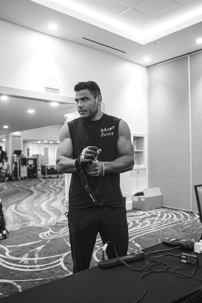 Paulo Costa tweet media