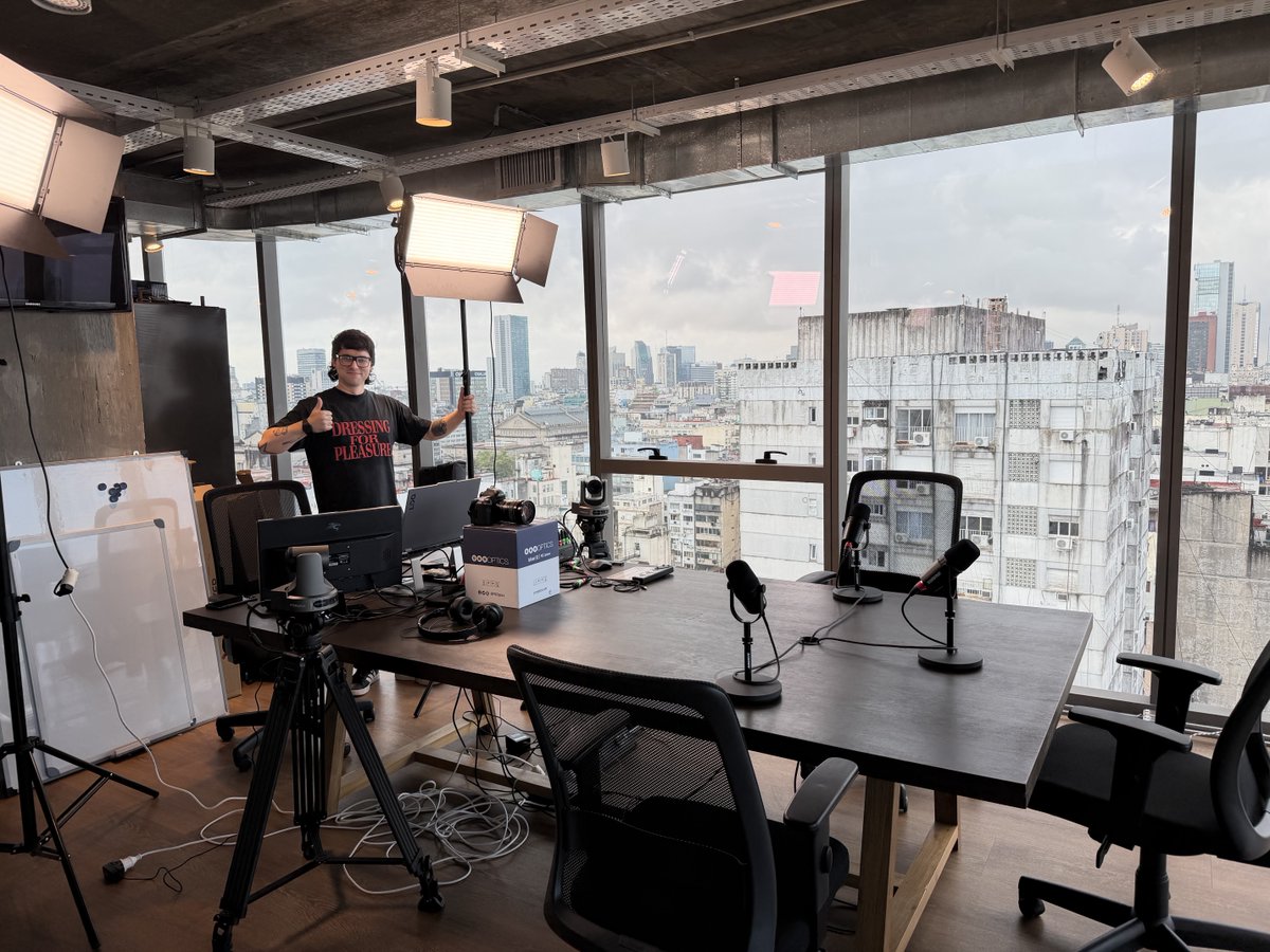 Momento histórico, primer set de LPO para hacer podcast como la gente. 😂