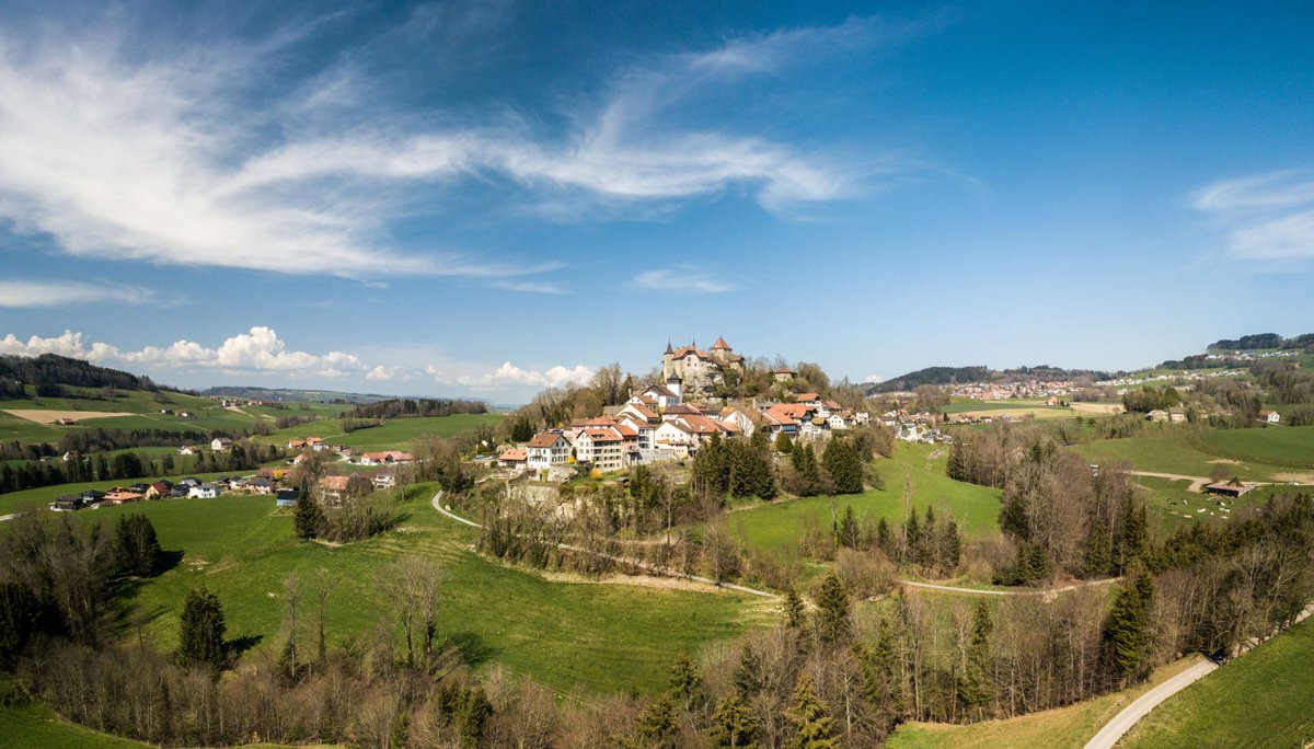 SwissCGNY's tweet image. Europe’s smallest town… in #Switzerland? 🇨🇭
The municipality of Rue, in the Swiss canton of #Fribourg, claims the title - but so do others across #Europe.🇪🇺

No official ranking, just very small towns with very big stories.🏰

🔗Read more here: ow.ly/Tw6V50YK8Bc